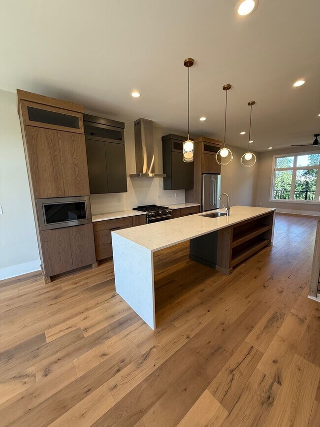 Primary Photo - LUXURY Rooftop Terrace Townhome