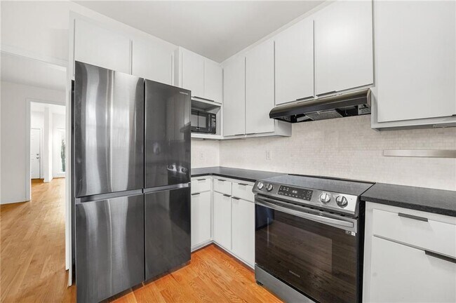 Building Photo - 1086 Pine Grove Ave NE