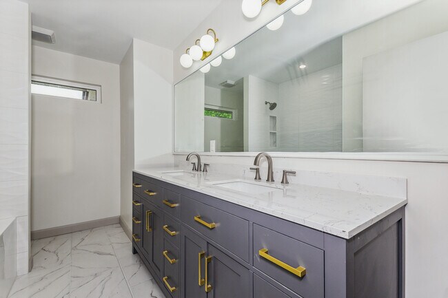 Building Photo - 2243 N Lynnwood Dr