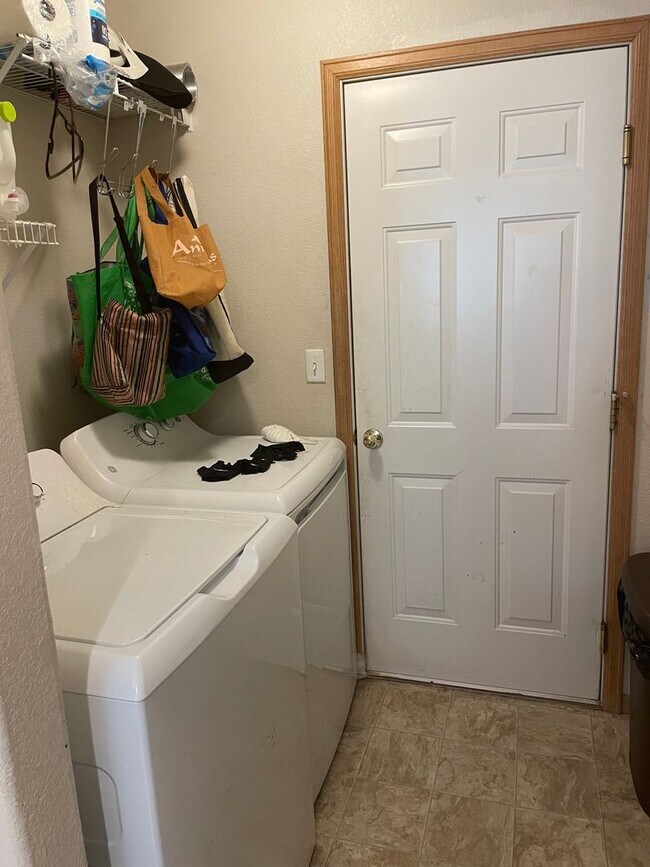 Building Photo - Beautiful 3 Bed, 3 1/2 Bath Townhome in Northwest Fort Collins!