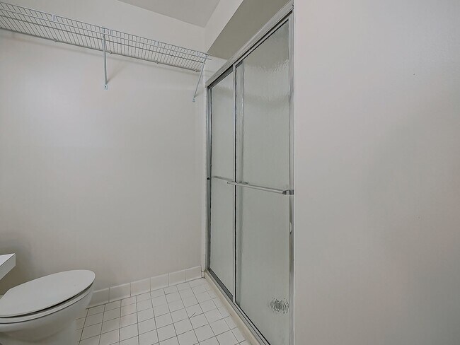 Building Photo - AVAILABLE NOW! Inviting 2-Bedroom, 2-Bath Condo in a Convenient Farmington Hills Community