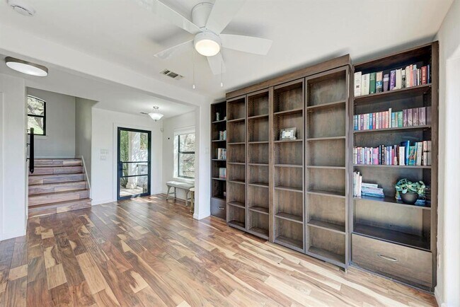 Building Photo - 13803 Lakeview Dr