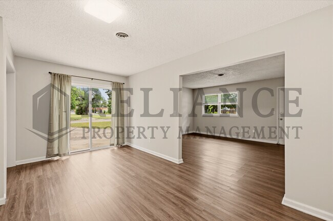 Building Photo - 903 E Osie St