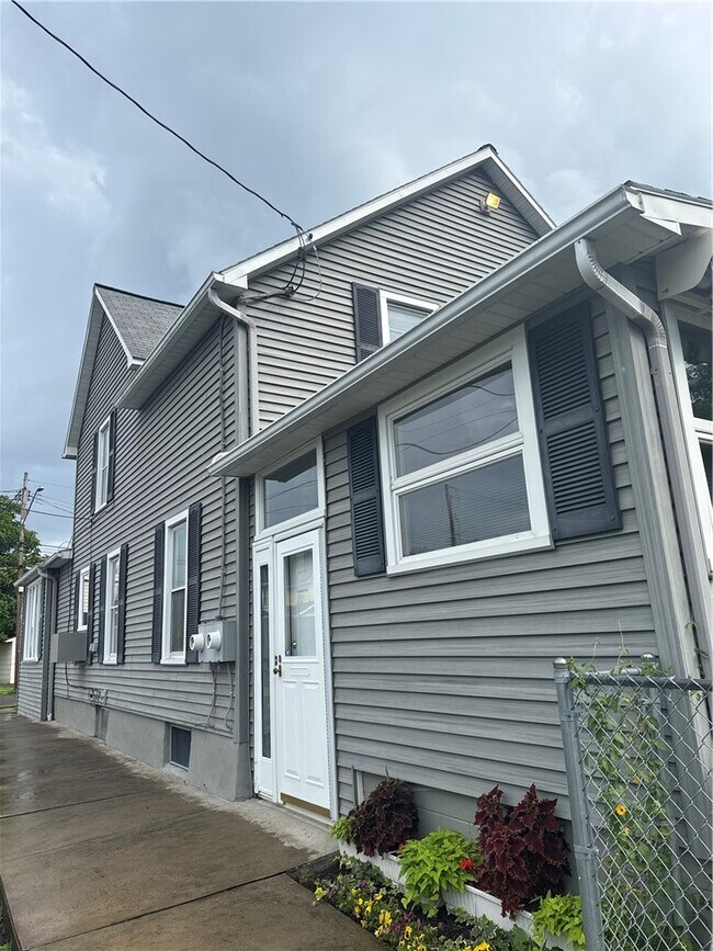 Building Photo - 213-215-215 Conhocton St