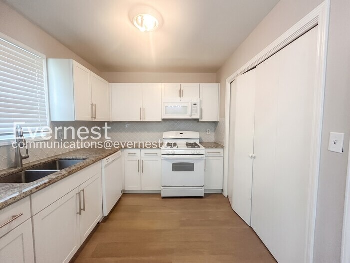 Building Photo - 909 Silverwood Dr