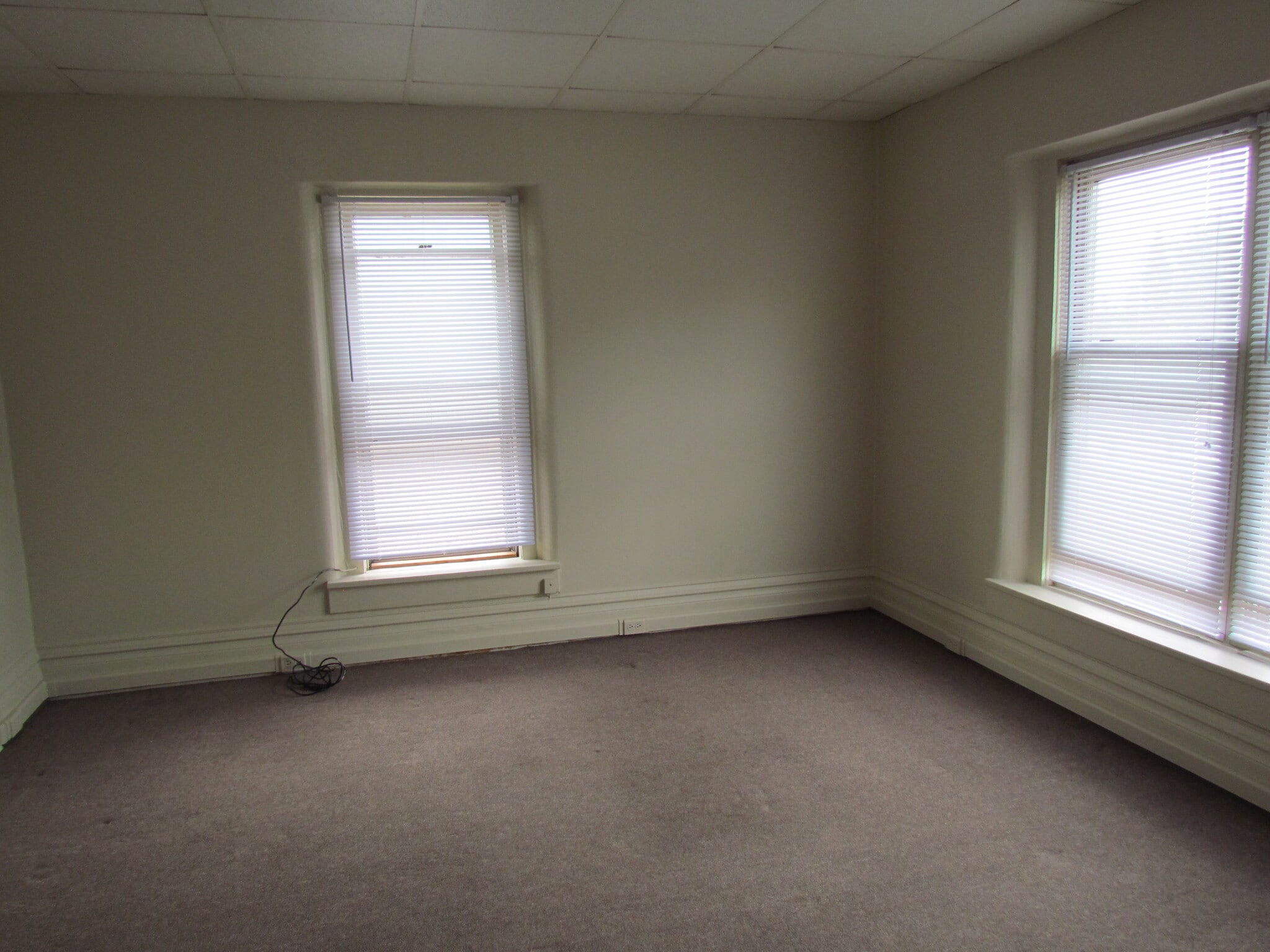 Building Photo - 327 E Cherry St