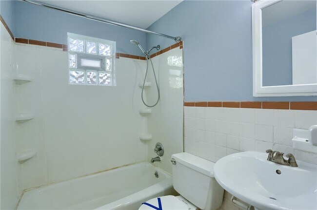 Building Photo - 440 Brierly Ln