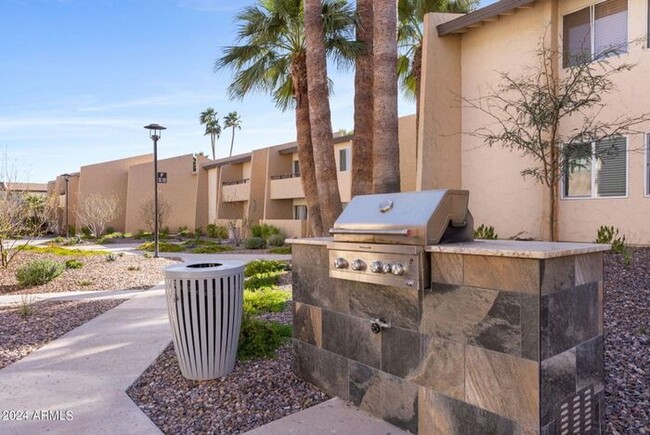 Building Photo - Single Level 3 bedroom Condo In Scottsdale!