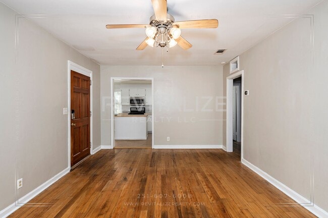 Building Photo - Updated 2 Bed 1 Bath Cottage in Established Neighborhood!