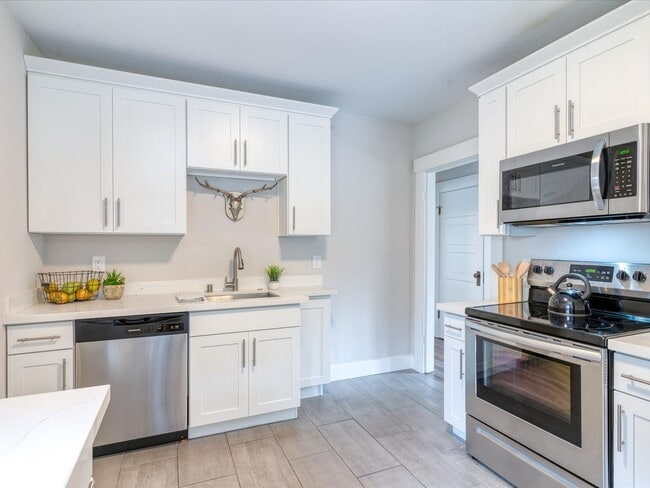 Building Photo - Beautifully remodeled corner lot Roosevelt Home