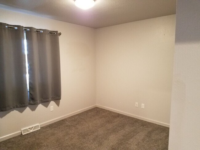 Building Photo - House For Lease