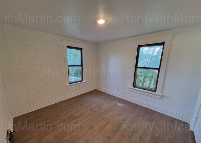 Building Photo - 824 Logan Ave