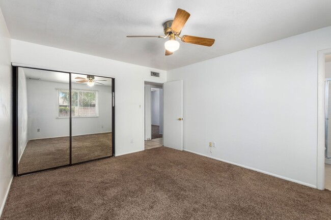 Building Photo - 4 BEDROOM, 2 BATH TEMPE HOME WITH SPACIOUS...