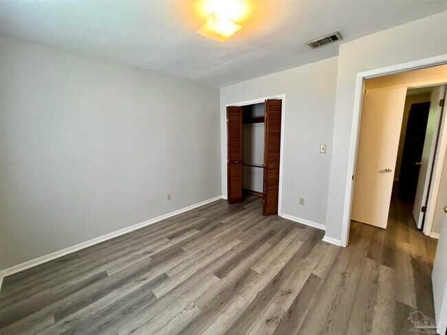 Building Photo - 2114 Hollyhill Rd