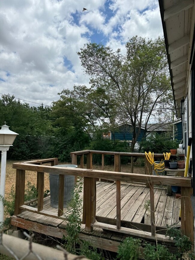 Building Photo - Adorable 2/1/1 CH/A updated!!! walking dis...