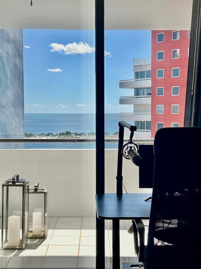 Building Photo - 1581 Brickell Ave