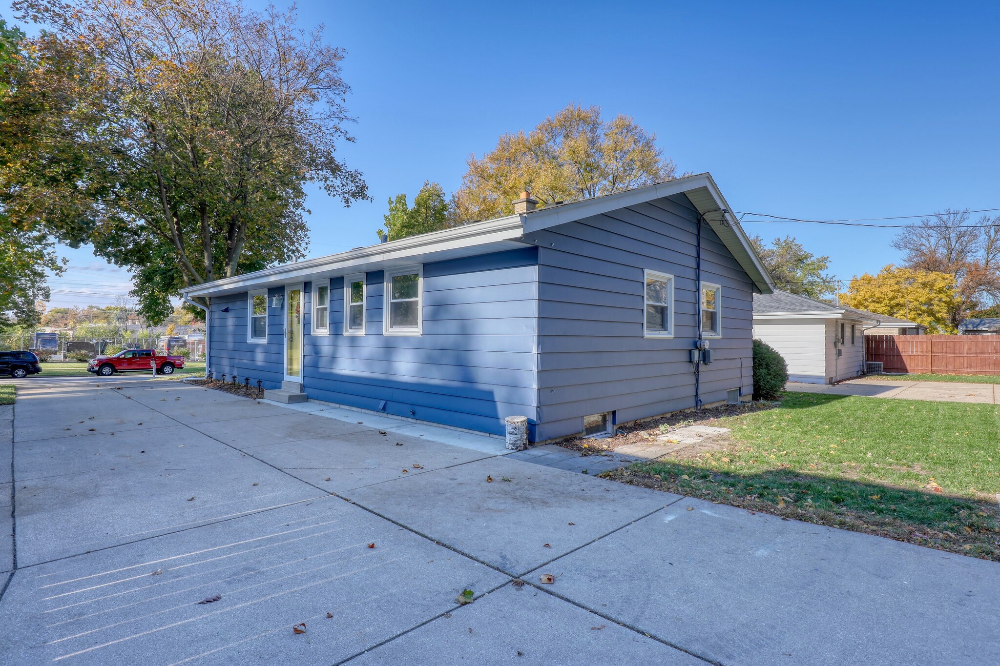 Garage - 11918 W Dearbourn Ave
