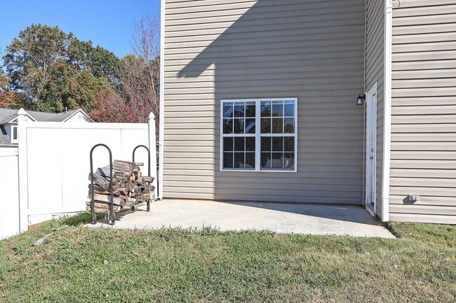 Building Photo - Welcome to this stunning 5 bedroom, 2.5 bath home nestled in the desirable location of Cornelius,...