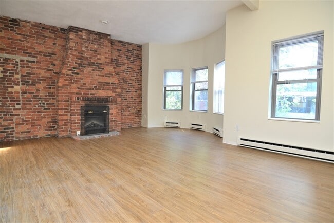 Building Photo - 67 St Germain St