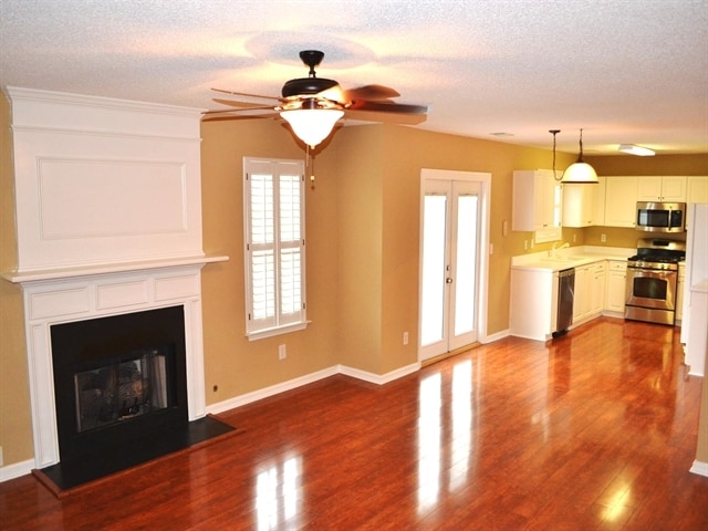 Building Photo - 200 Crossview Dr