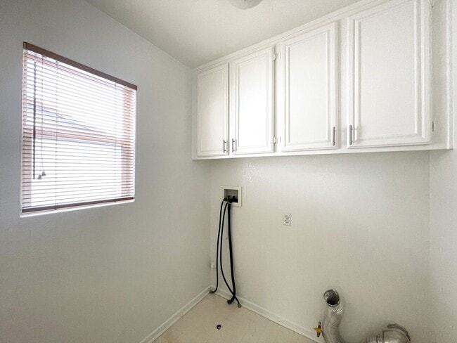 Building Photo - Spacious Home in Ivey Pointe!