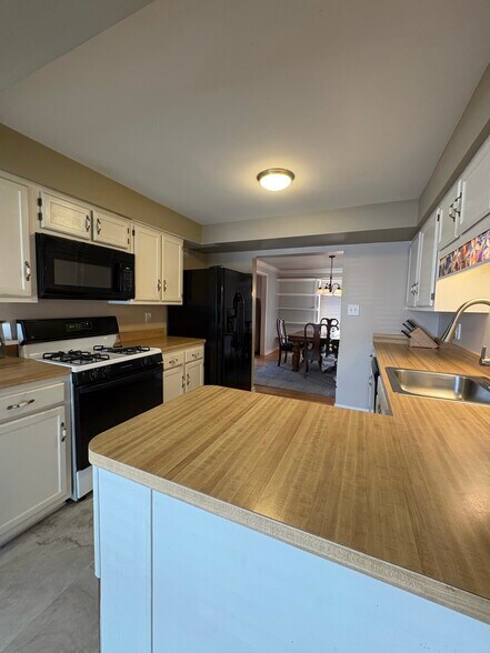 Building Photo - 8002 Cattail Ct
