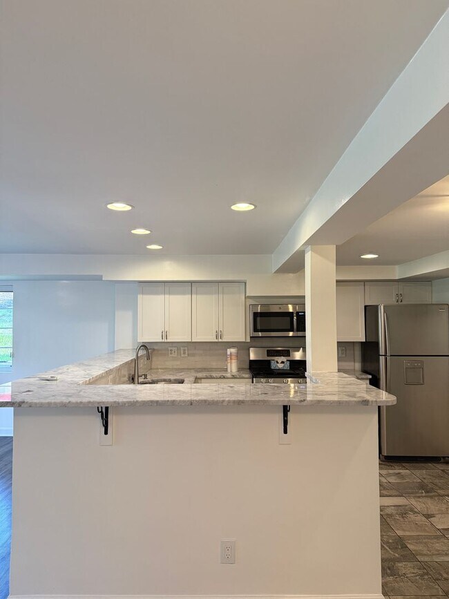Building Photo - Large, Luxurious 2 Bedroom 2 Bath at Parks...