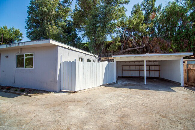 Building Photo - 156 W Linden Ct