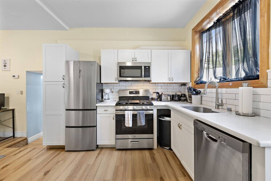 Building Photo - 137 W 15th St