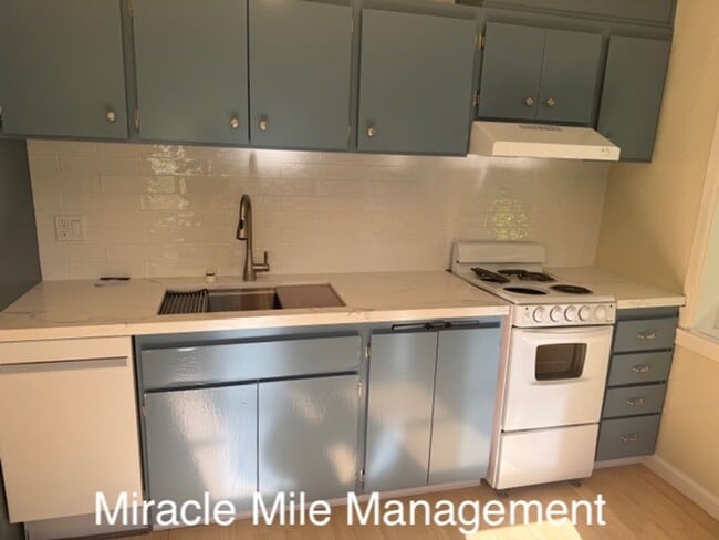 Building Photo - Modern Condo Beautifully Updated