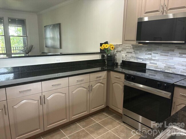 Building Photo - 5551 Colonial Chatsworth Cir