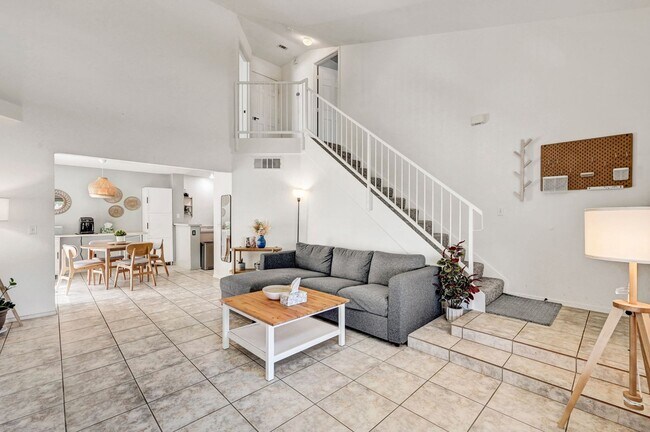 Building Photo - 2 Bedroom Condo w/ Patio & 1 Car Attached ...