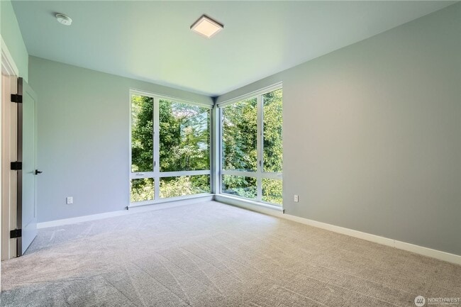 Building Photo - Spacious end-unit 3 bed townhome near Seat...