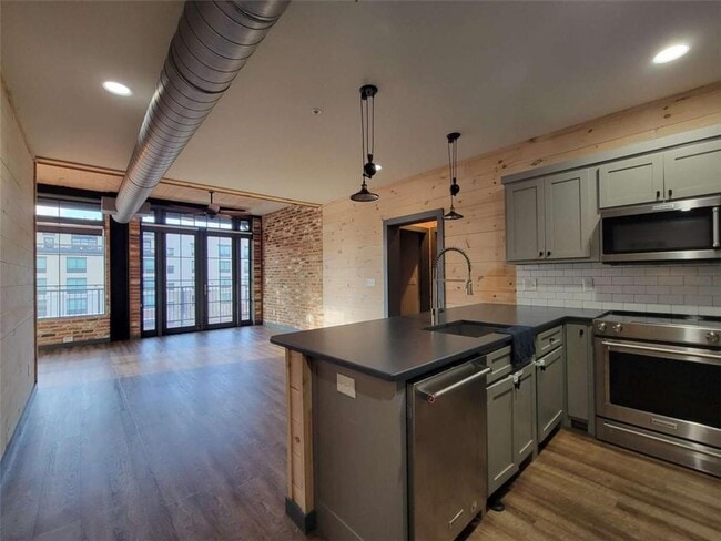 Building Photo - 550 E Main St