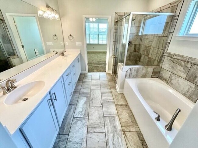 Building Photo - Now Leasing In Sommerville -4 Bedroom 2.5 ...