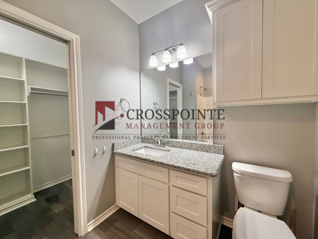 Building Photo - Tour Today! 2 Bedroom 2 Bath Duplex!