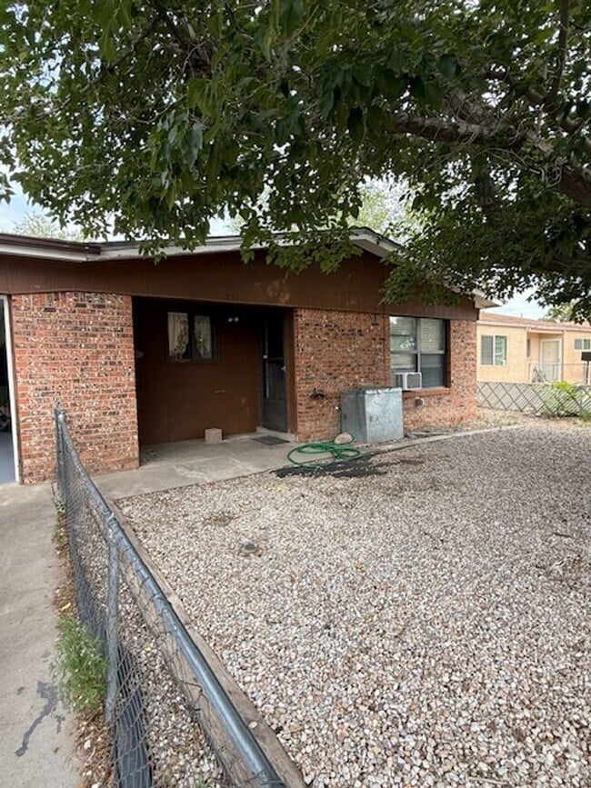 Building Photo - Coming Soon ! 3 Bedroom 2 Bath 1 Car Garag...