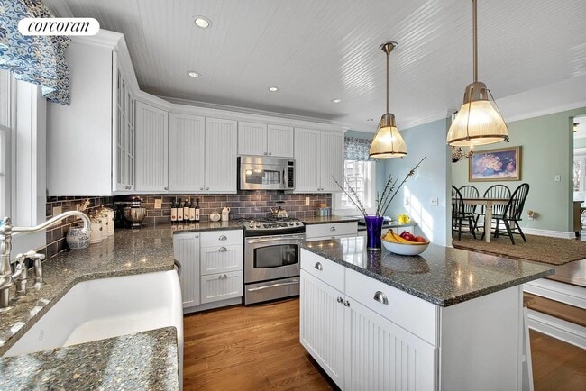 Building Photo - 26 Henry St