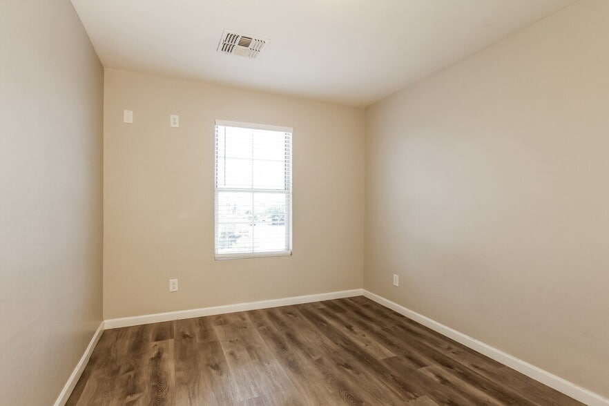 Building Photo - 2526 S 90th Glen