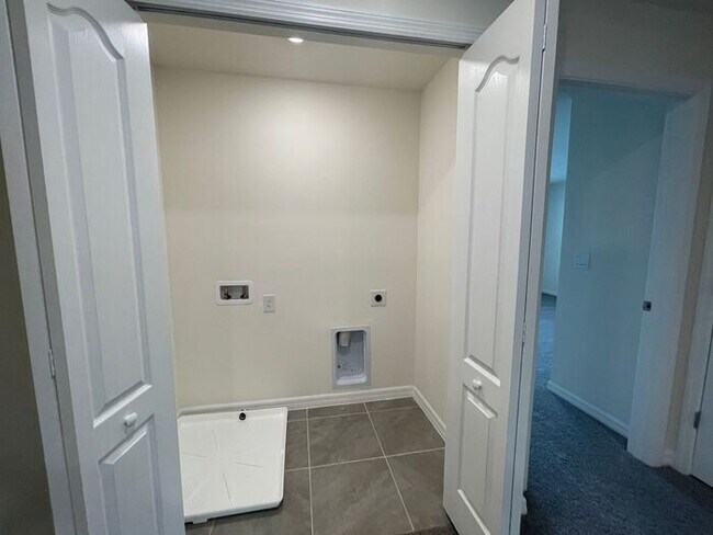 Building Photo - Beautiful, Newer 3/2.5 Apopka Townhome in Windrose!