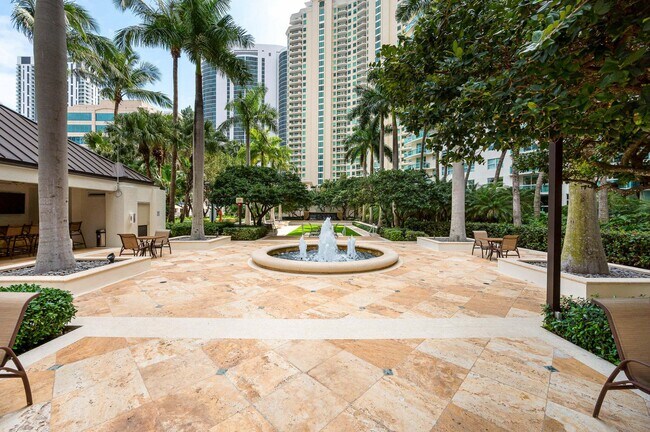 Building Photo - 347 N New River Dr E