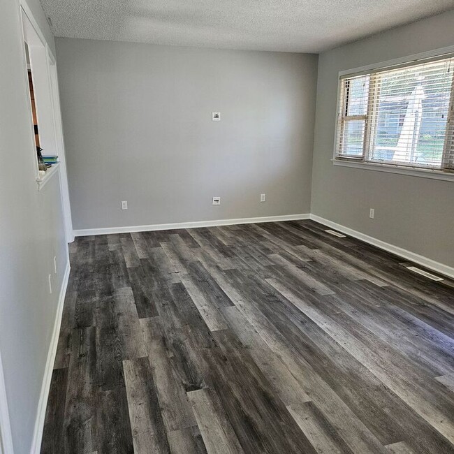 Building Photo - 7406 Elm Ave