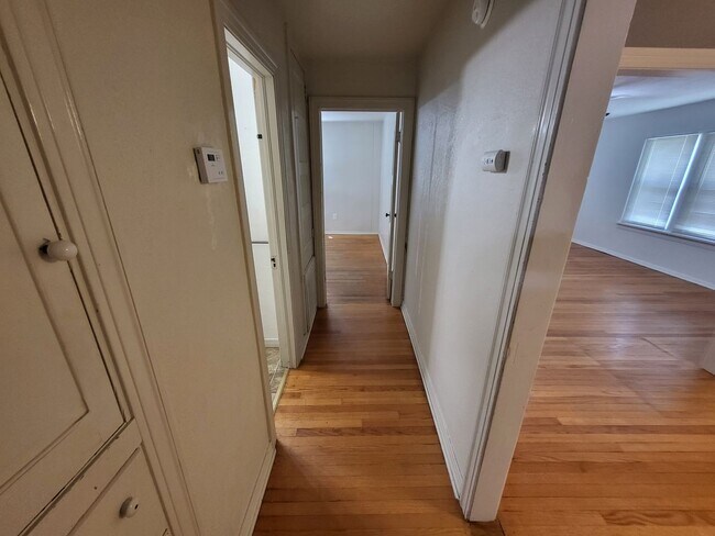 Building Photo - 3 bedroom 1 bathroom house with garage and...