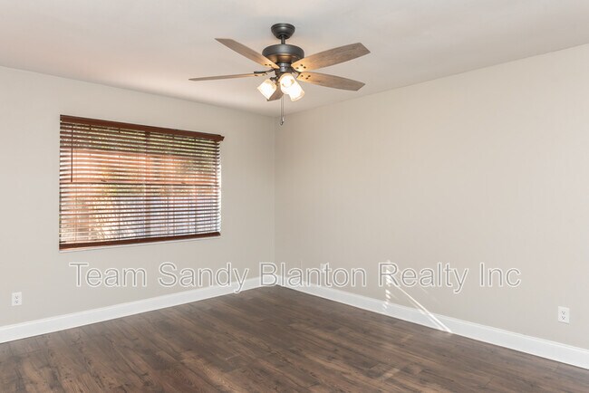 Building Photo - 8238 Li Fair Dr