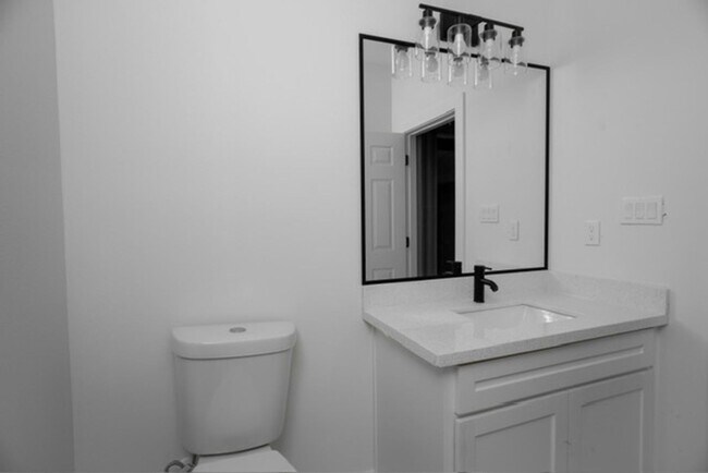 Building Photo - Spacious 4BR House in Mission