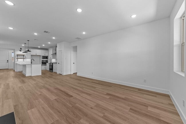 Building Photo - 722 Sunflower Trl