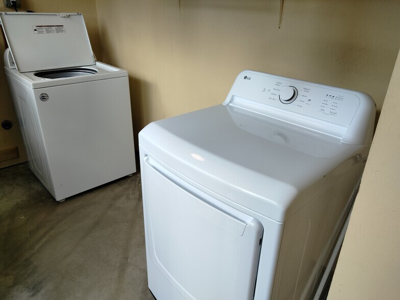 Full size w/d on premises - free - 1212 9th Ave NW