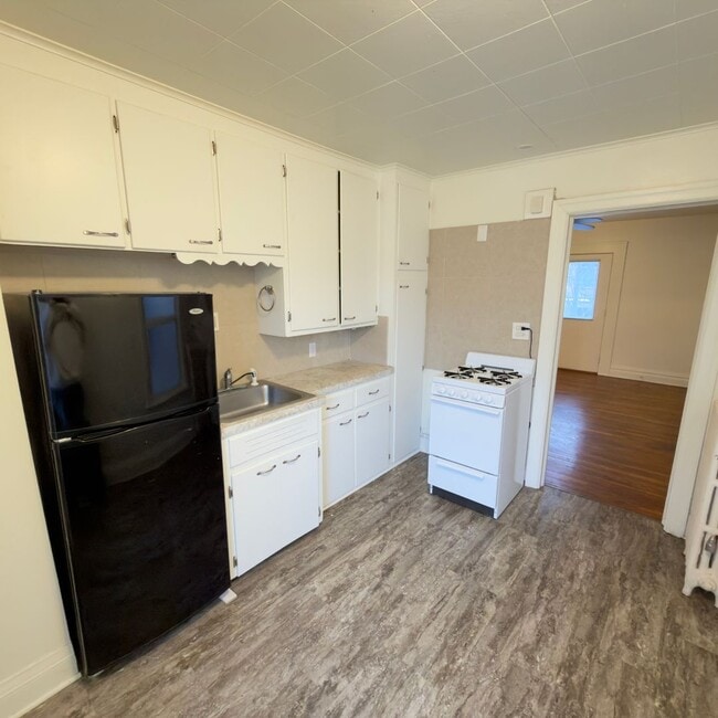 Building Photo - 641 Parkwood St NE