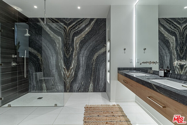 Building Photo - 1030 Kings Rd