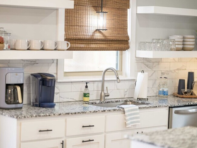 Building Photo - 201 N Dogwood St